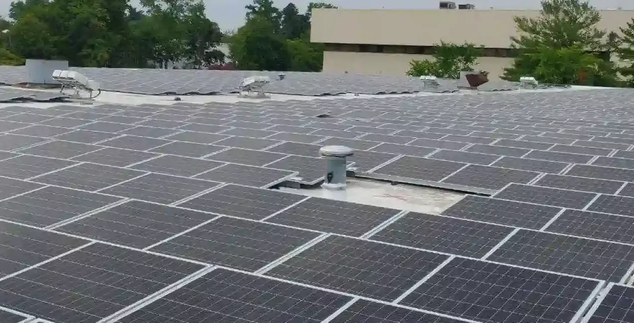 rooftop-commercial-solar-panel-cleaning